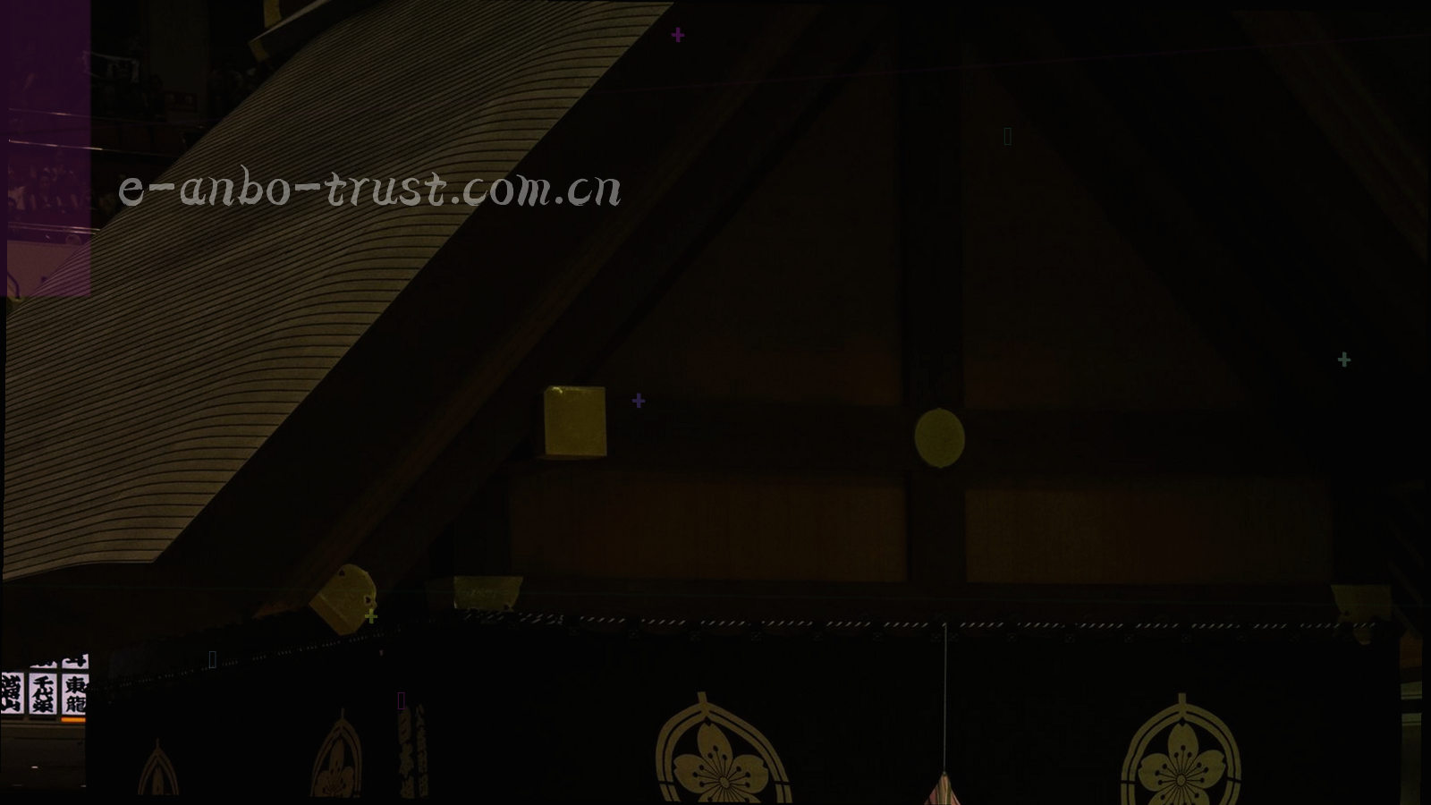 赛场对角线视角的运动画面，叠加代表实时数据的绿色与蓝色光点